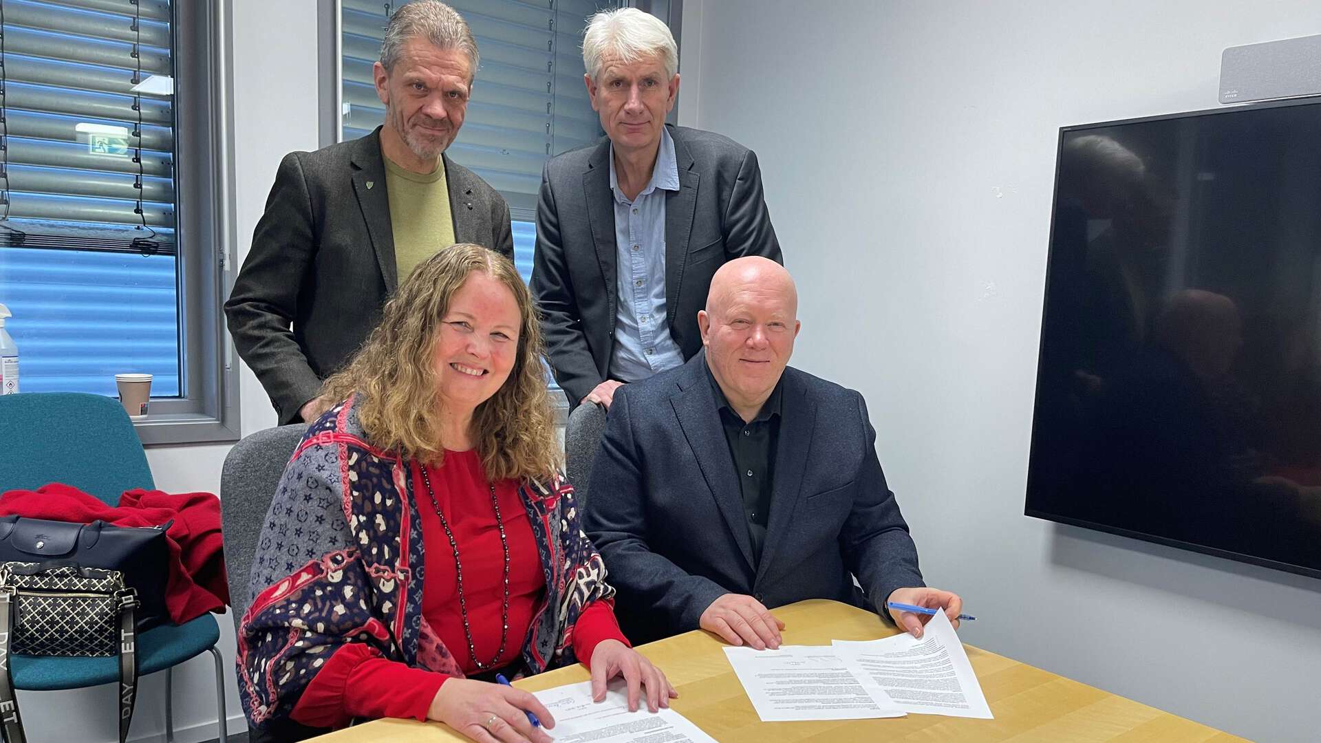 Rektor Peer Jacob Svenkerud signerer samarbeidsavtale med representanter fra NOBHI