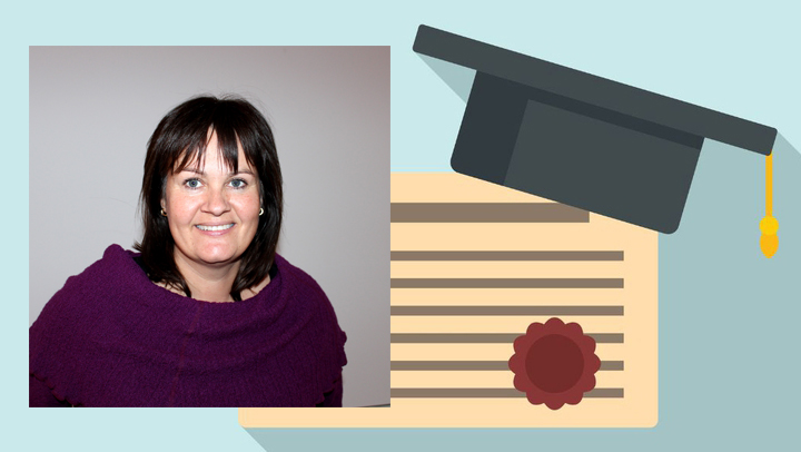 Bilde av Lucie Furulund, og en illustrasjon av et diplom med en universitetshatt for kandidater hengende på ett av hjørnene.