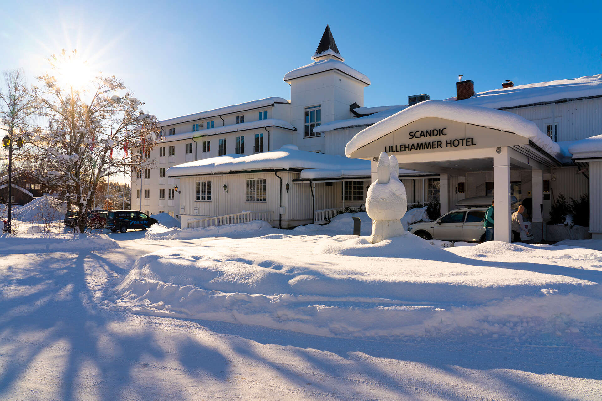 Scandic Lillehammer Hotel i snø en vakker vinterdag.