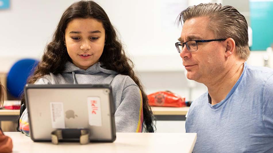 Bilde av lærer og elev med IPad