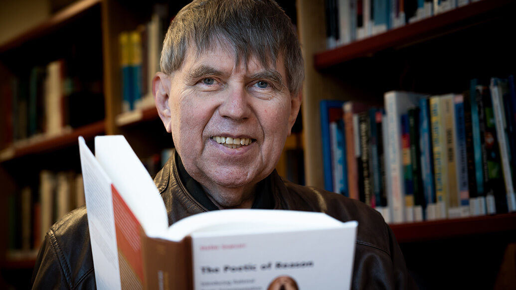 Stefan Snævarr med den nye boken. 