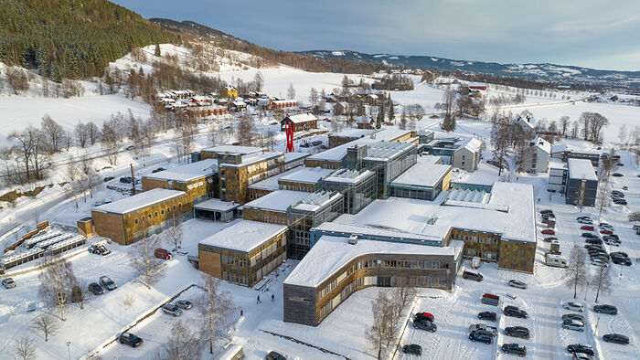 Dronebilde studiestad Lillehammer vinter med snø