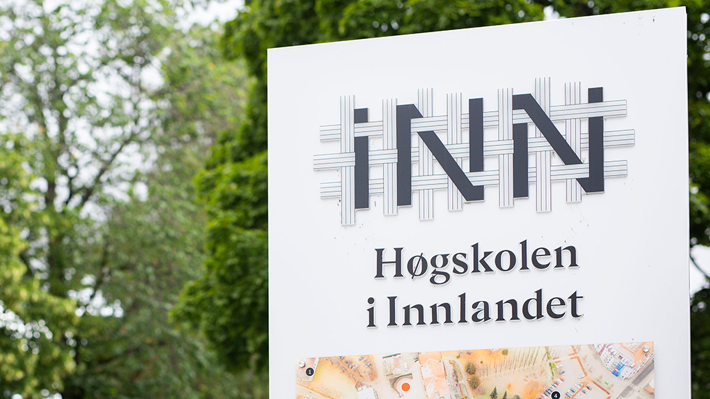 Skilt med HINN skrevet og logo