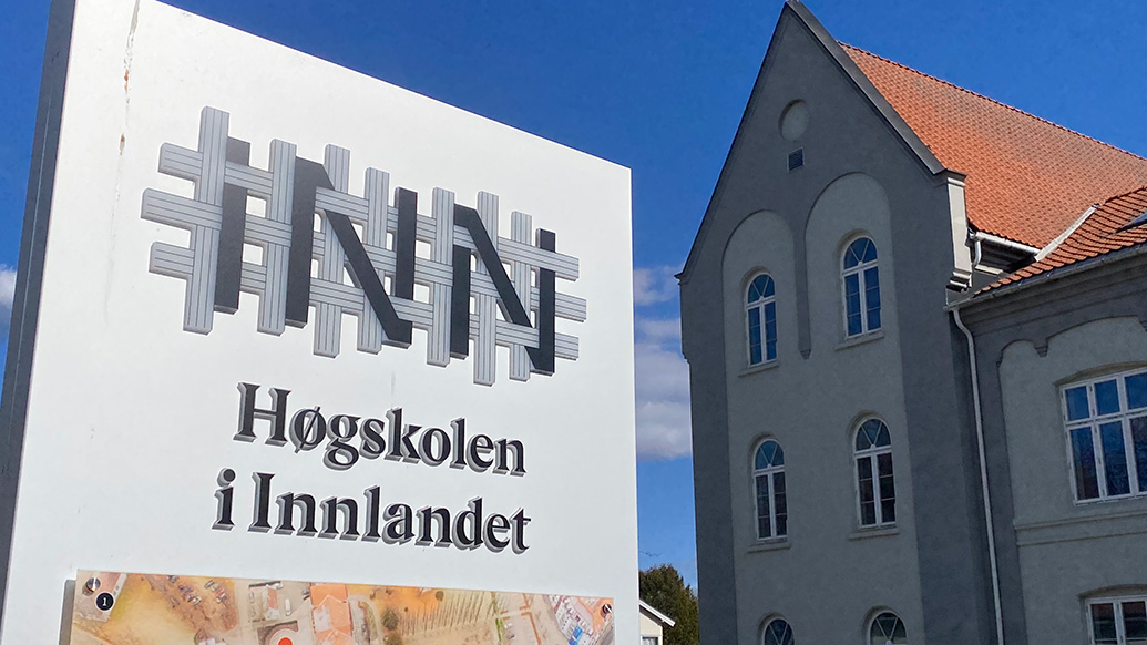Skilt med tittelen INN - Høgskolen i Innlandet