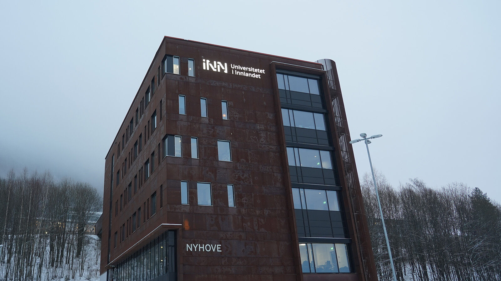 Nyhove fra vest med nytt skilt helt øverst på fasaden.