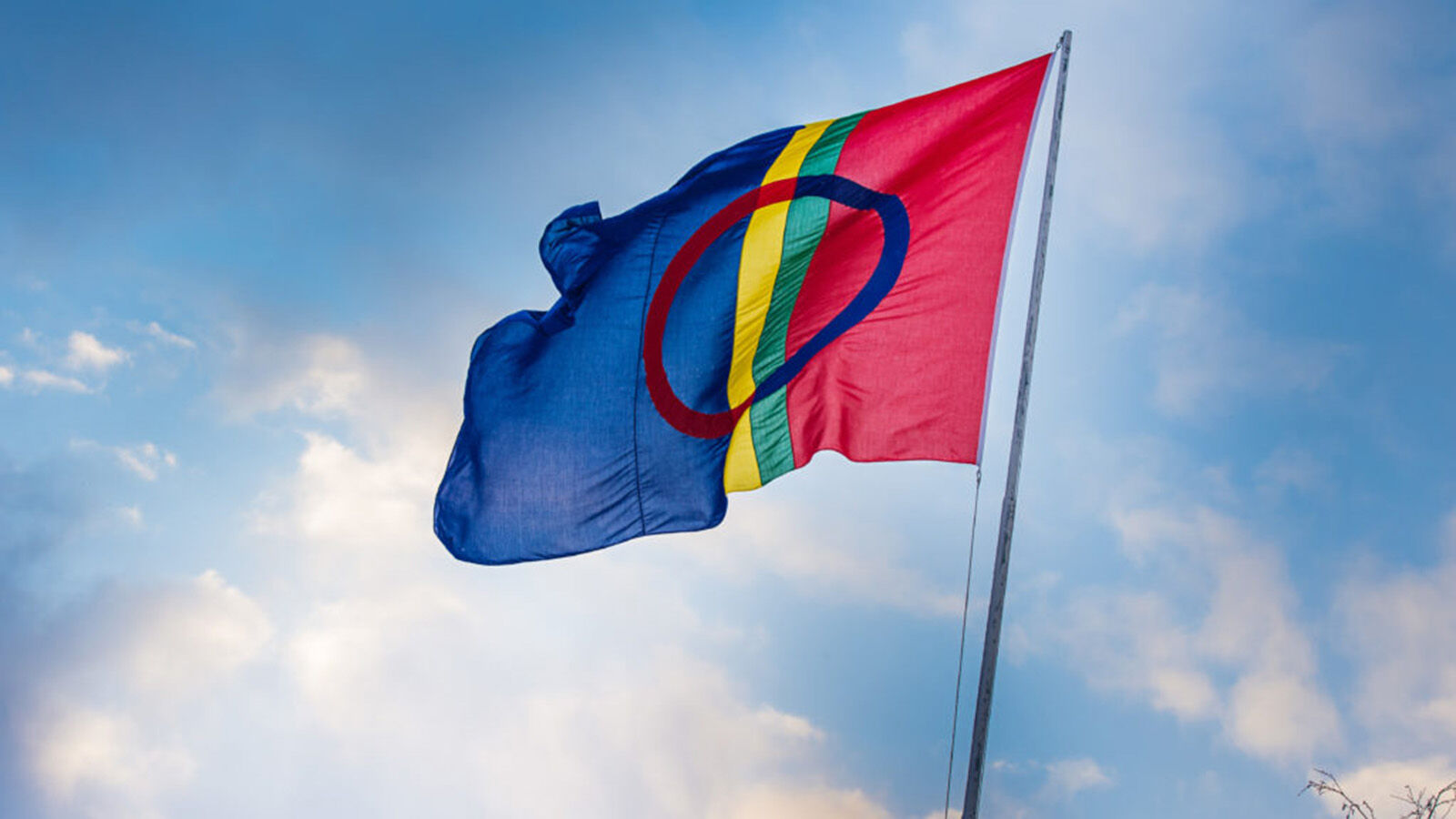 Det samiske flagget mot blå himmel