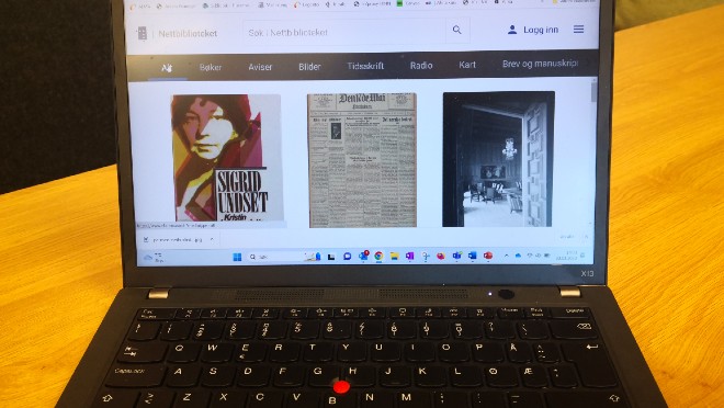 oppslått bærbar pc liggende på et bord