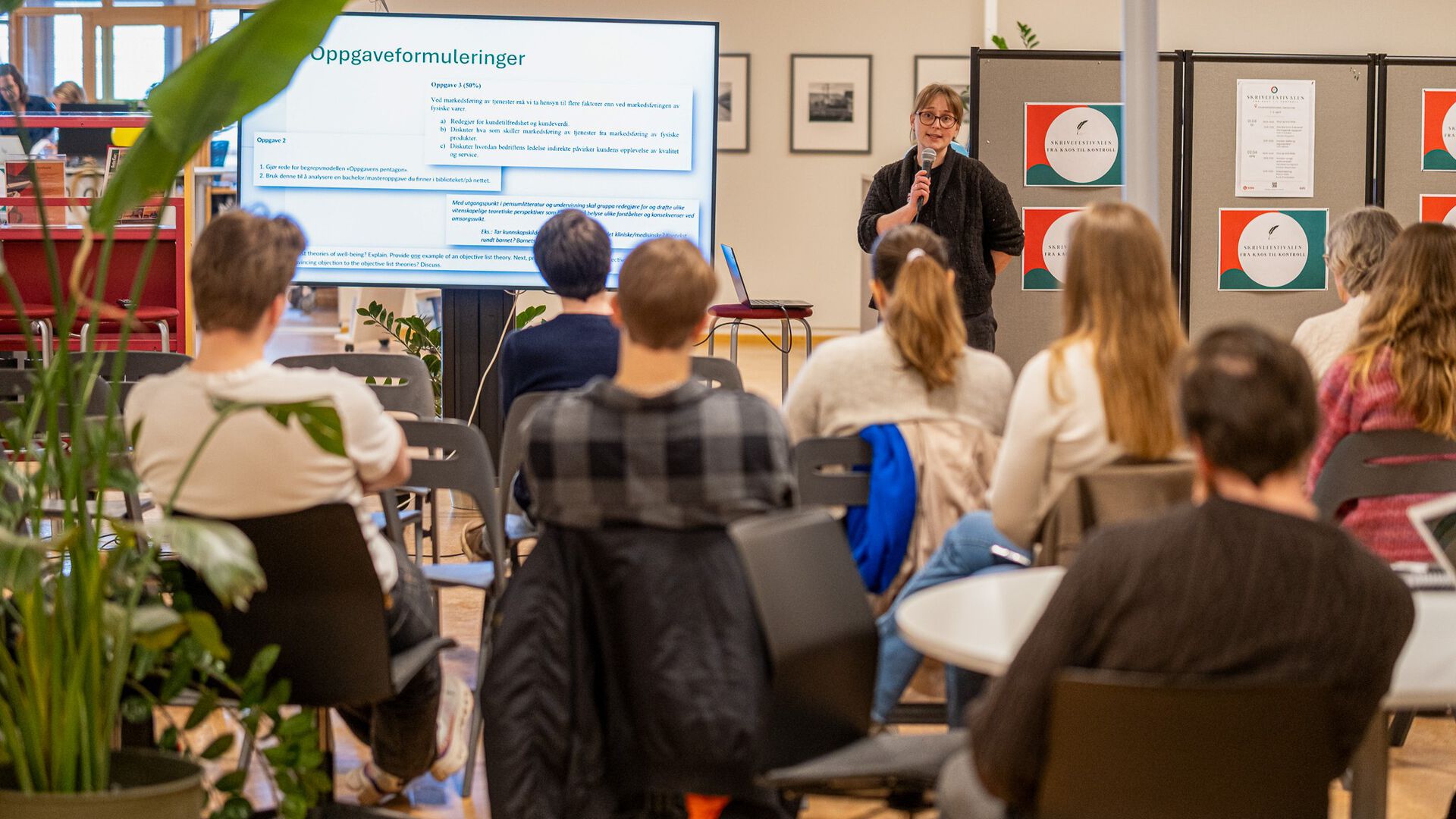 Oda Mjelde foredrar om hvordan en på best måte kan drøfte og argumentere. Foto: Kristian Slaatsveen