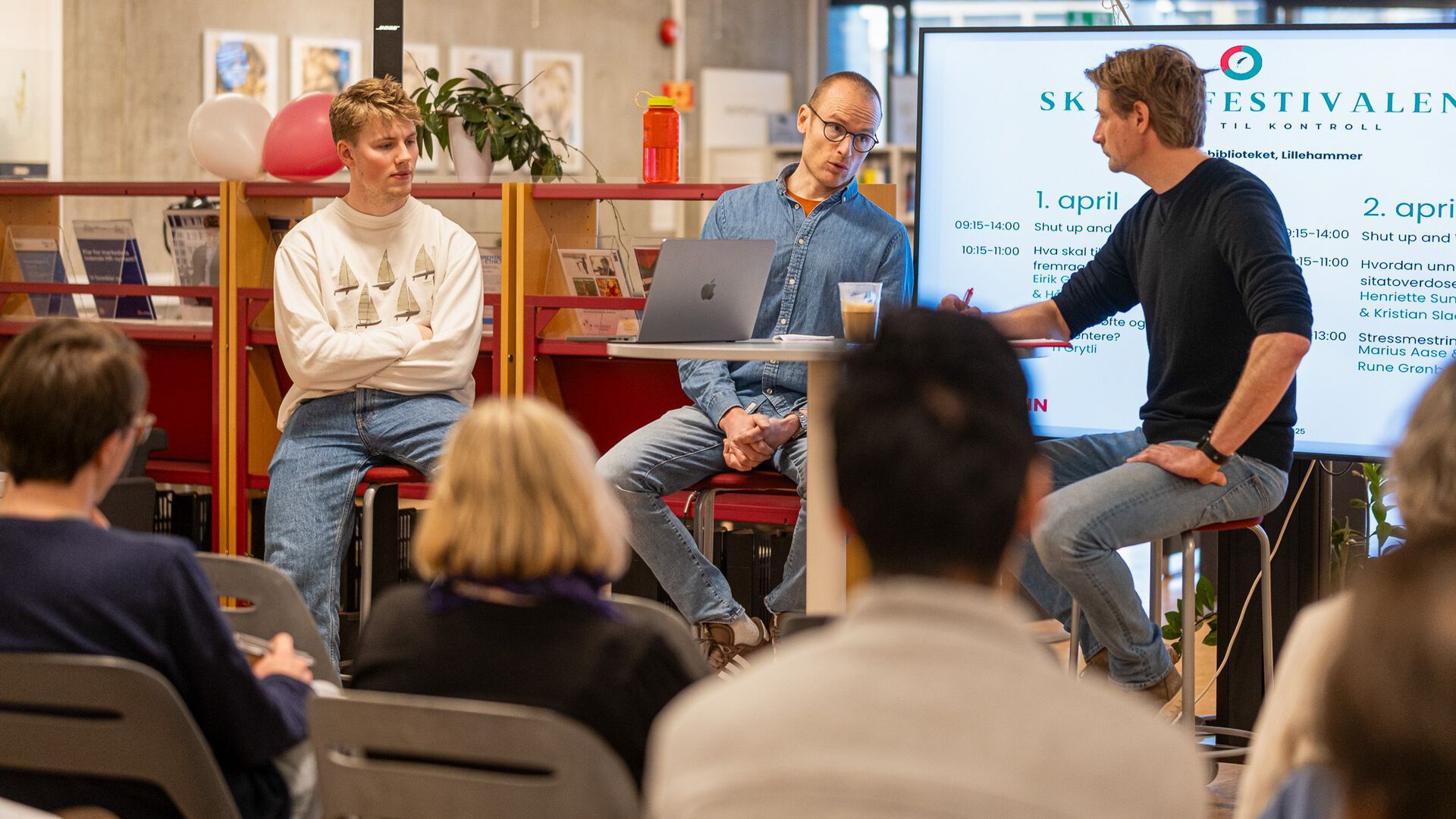 F.h. Eirik Grindaker i samtale med Håvard Nygaard og masterstudent Andreas Øhrn om hvordan skrive en fremragende oppgave.