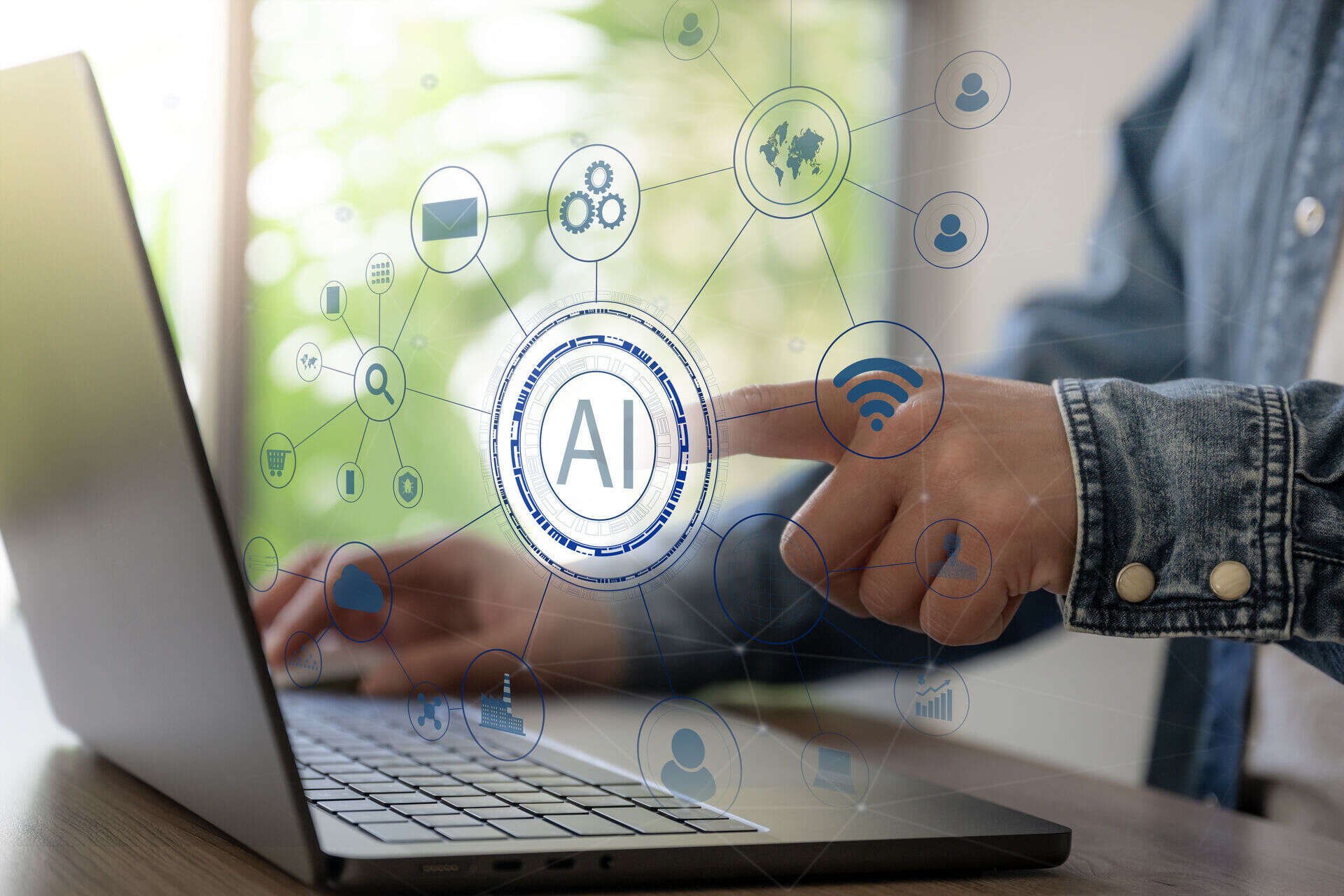 Person som peker på et digitalt ikon med teksten «AI» foran en bærbar PC, omgitt av grafiske symboler som illustrerer kunstig intelligens og nettverkstilkobling.