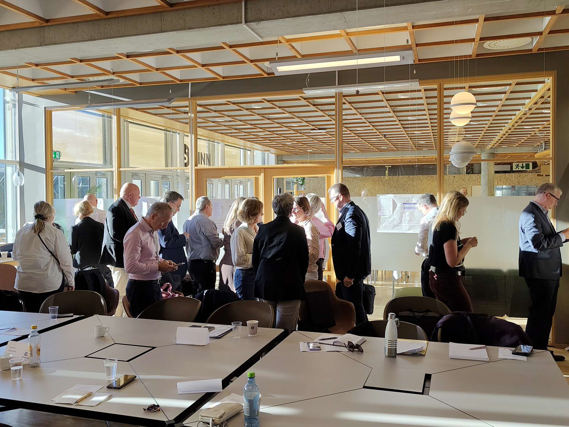 Medlemmer av EMERGE-styret prioriterer virkemidler for å styrke integreringen av EMERGE-verdiene ved sine universiteter under en workshop med enheten for strategisk planlegging.