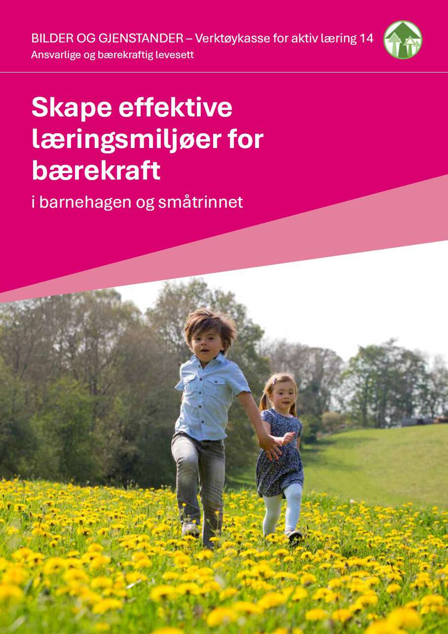 Viser to barnehage barn som løper over et grass slette med masse gule blomster