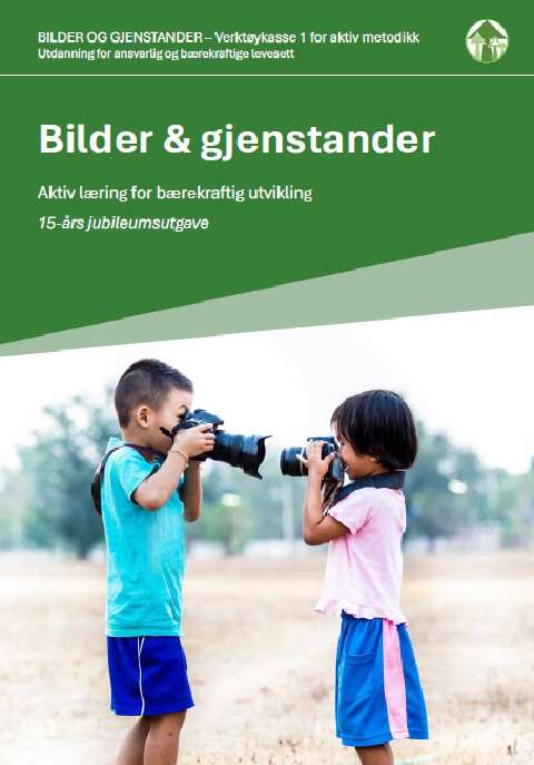 To asiatiske barneskolebarn, gutt og jente, speiler hverandre mens de ser gjennom et fotoapparat hver