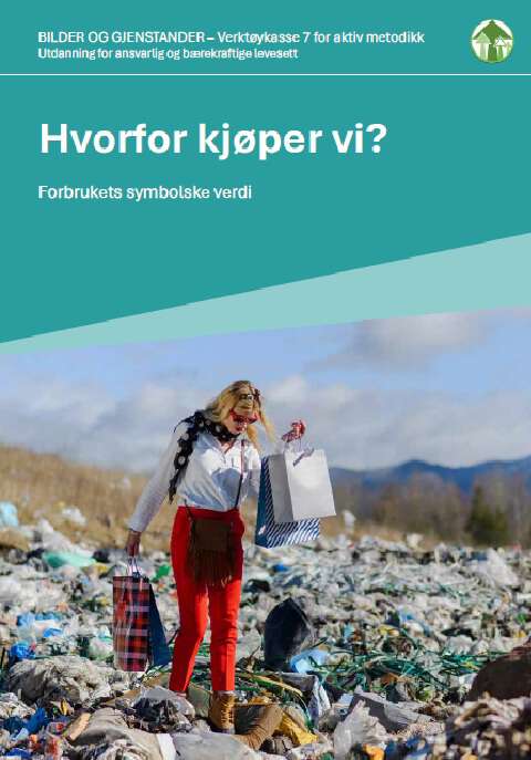 Viser en pen kledd dame med handleposer i hendene som går over en diger søppenhaug