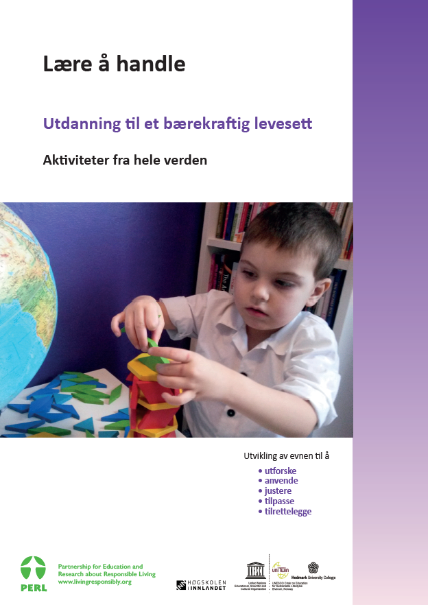 Frontside heftet som er hvit med en lilla strek på høyere side.I midten visers bildet av et skolebarn som bygger et hus