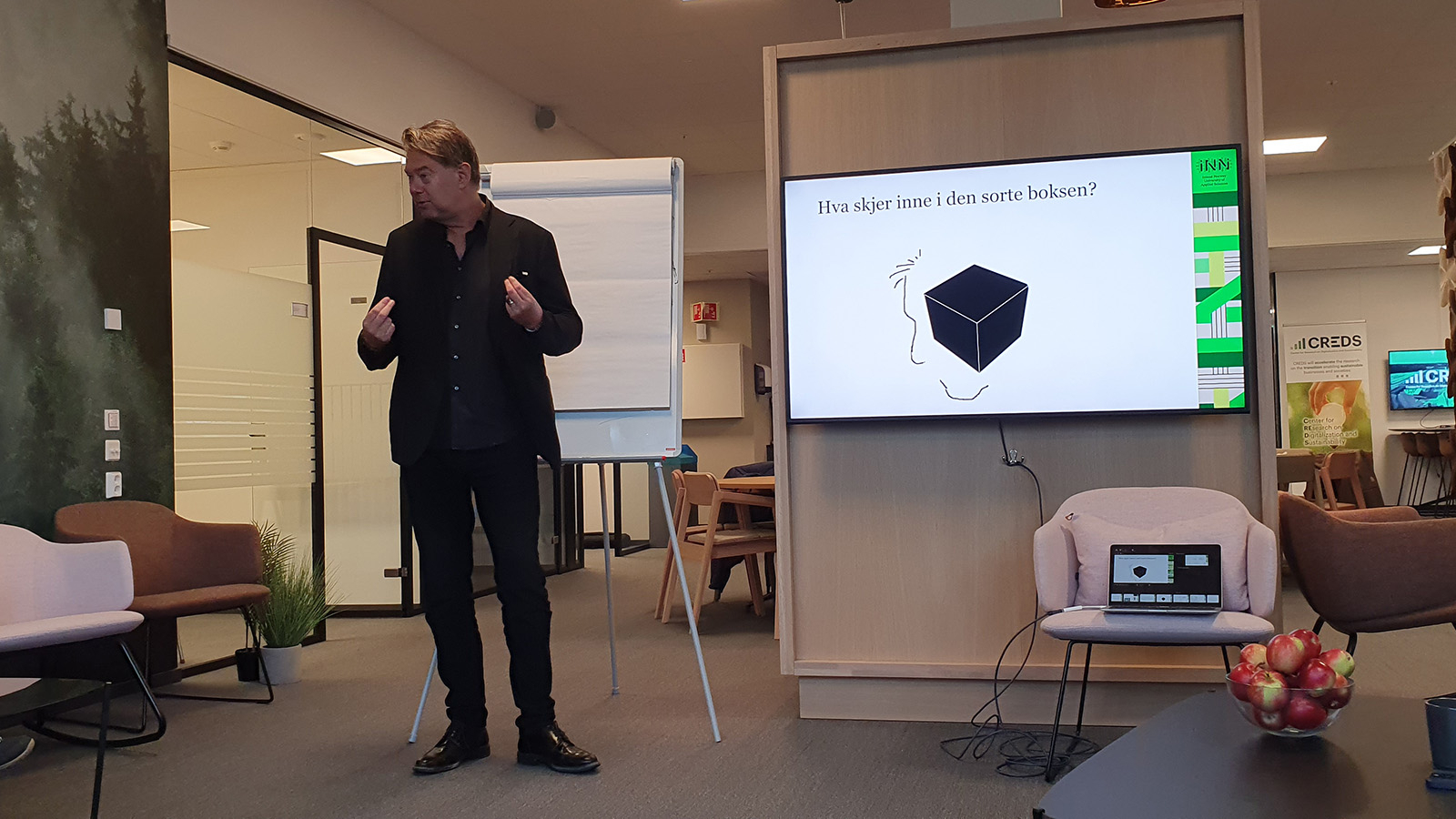 Petter Braathen foran skjerm med slide på