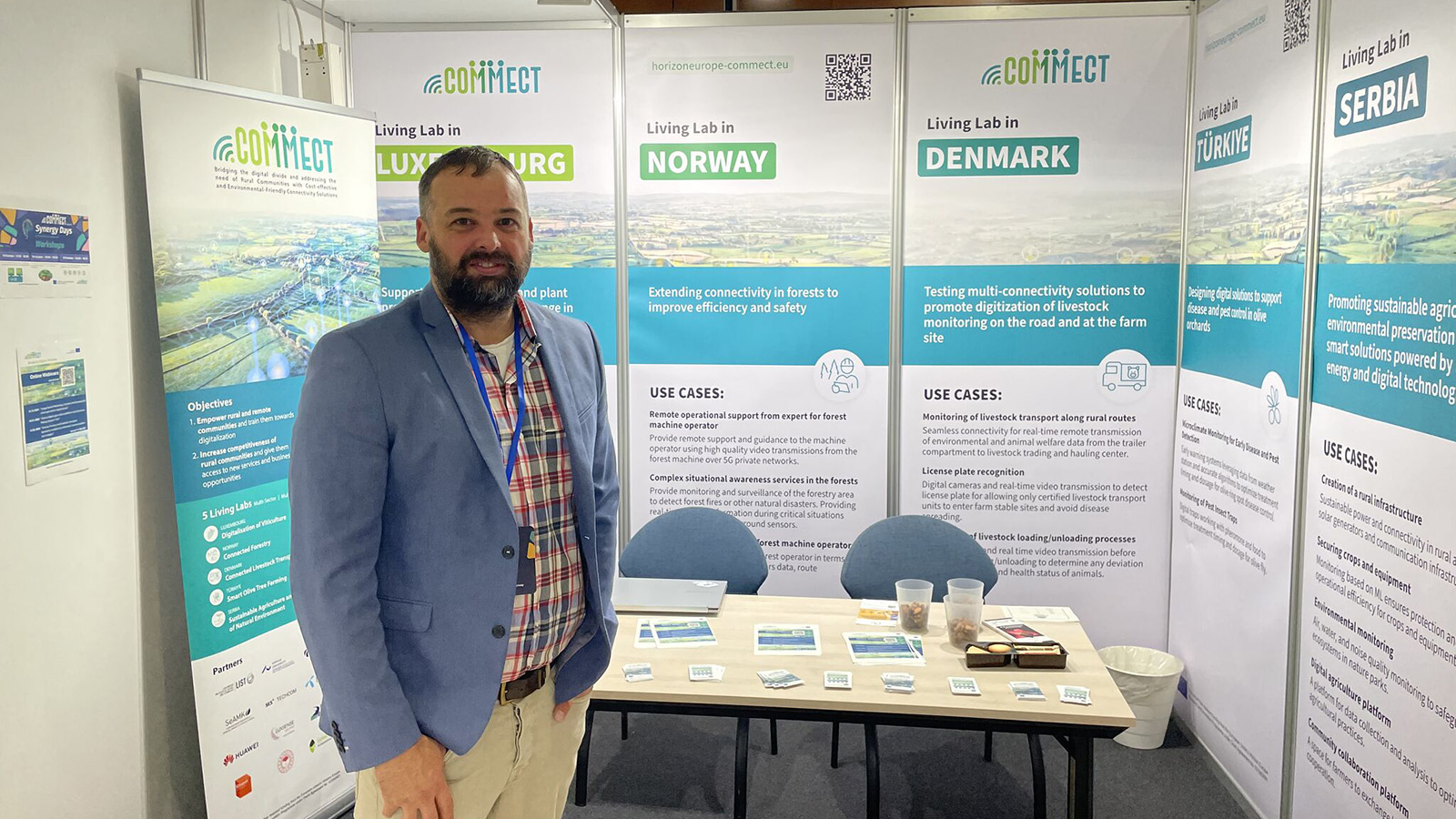 Gabriel Linton på standen til COMMECT under SynergiDays 2024 i Barcelona.