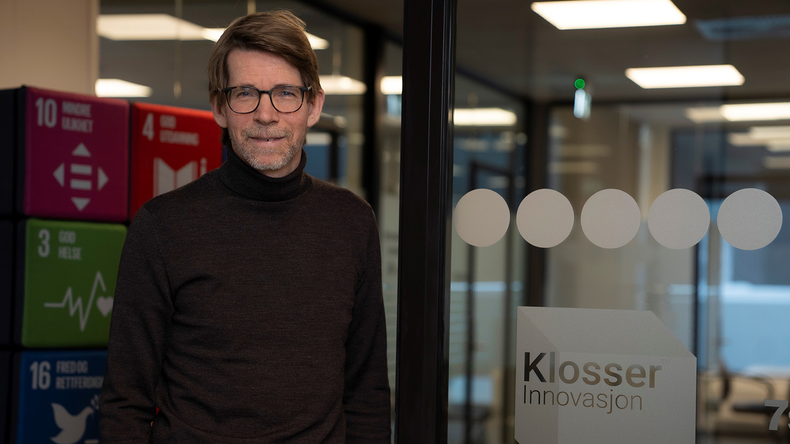 Lars Gillund foran døren til Klosser Innovasjon