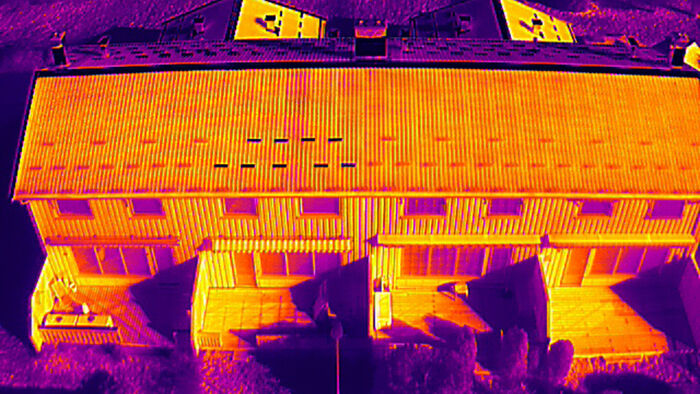 Termisk dronebilde av rekkehus