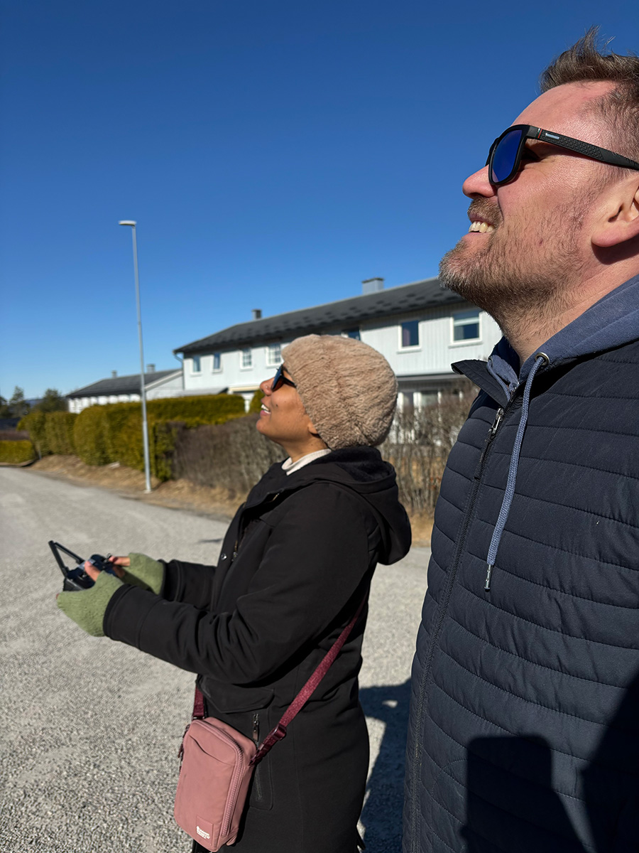 Mitali viser Rolf hvordan en flyr en drone