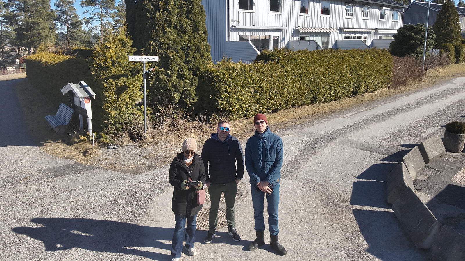 3 personer med drone