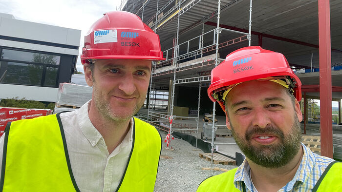 Bilde av Johan Kask og Gabriel Linton på byggeplass. 