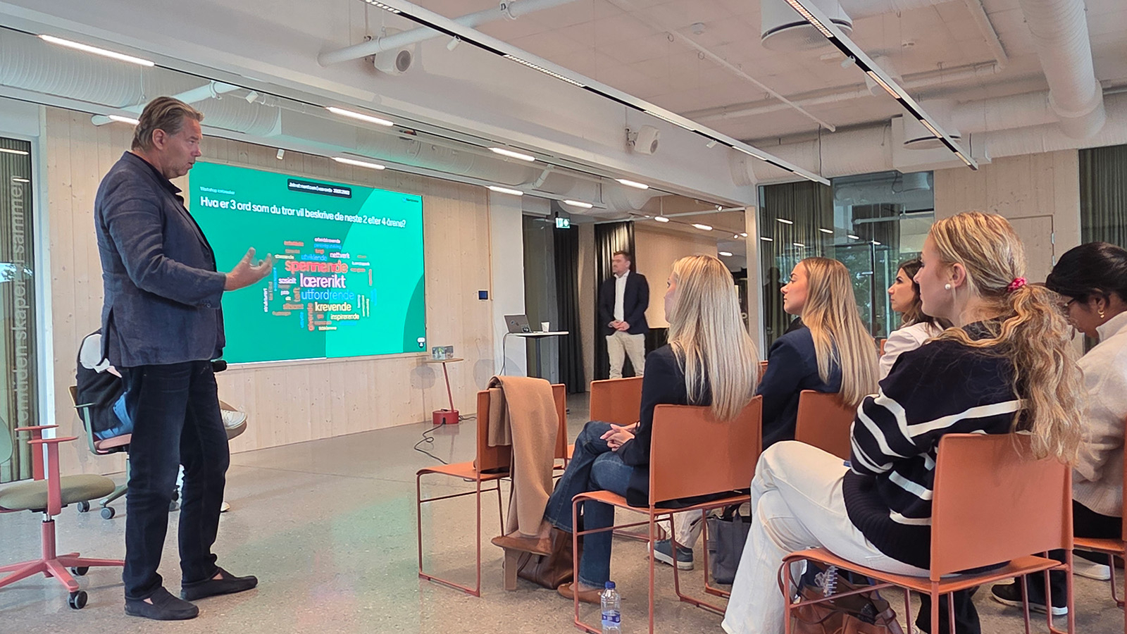 Foreleser og studenter under åpningen