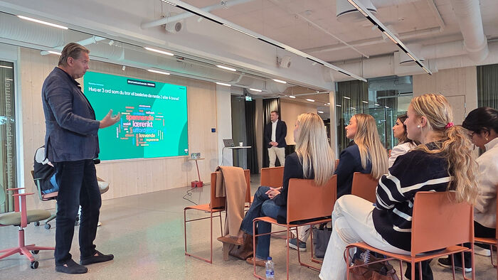 Foreleser og studenter under åpningen