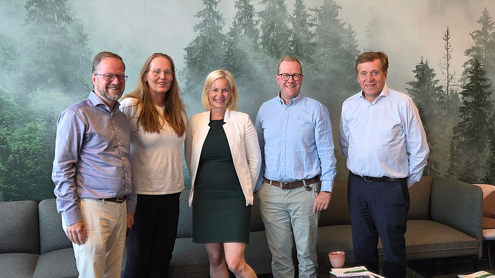 Fra venstre: Bård Tronvoll, leder for CREDS, stortingsrepresentant for Hedmark Lise Selnes, Sigrun Aasland, Vegard Herlyng fra Høgskolesenteret i Kongsvinger og Frank Larsen fra Klosser. 