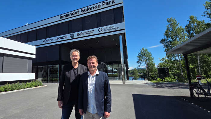 To menn utenfor Innlandet science park Kongsvinger