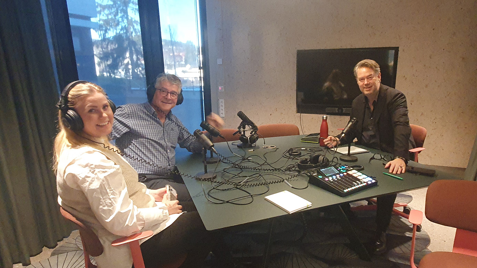 Programleder Petter Braathen (til høyre) sammen med Carina Nyheim fra NAV og Atle Dyrøy fra Karriere Innlandet under innspillingen av første episode.