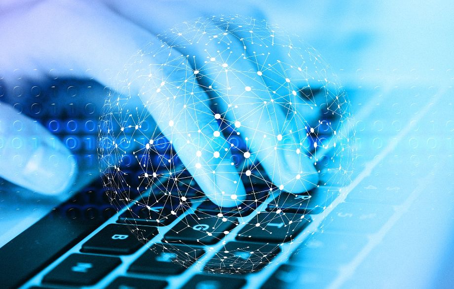 Fingre som trykker på et PC-tastatur.