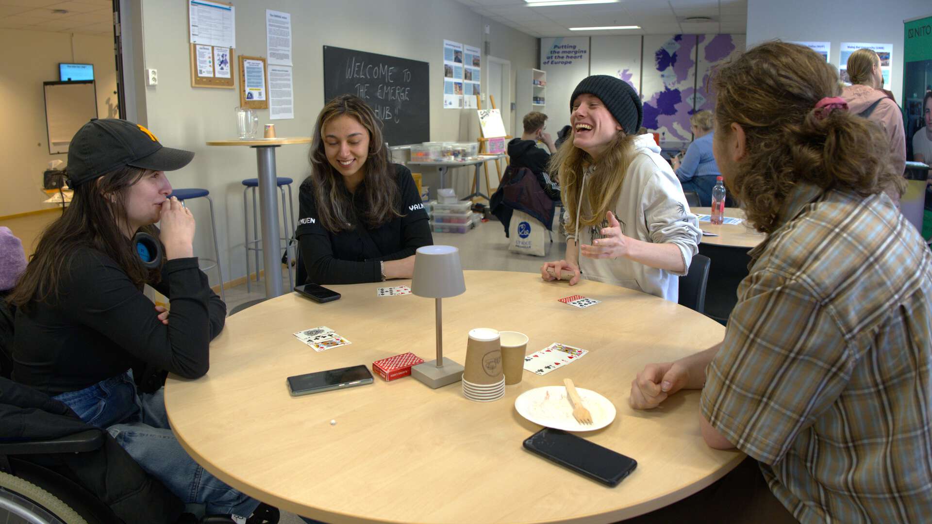Studenter ler rundt et bord