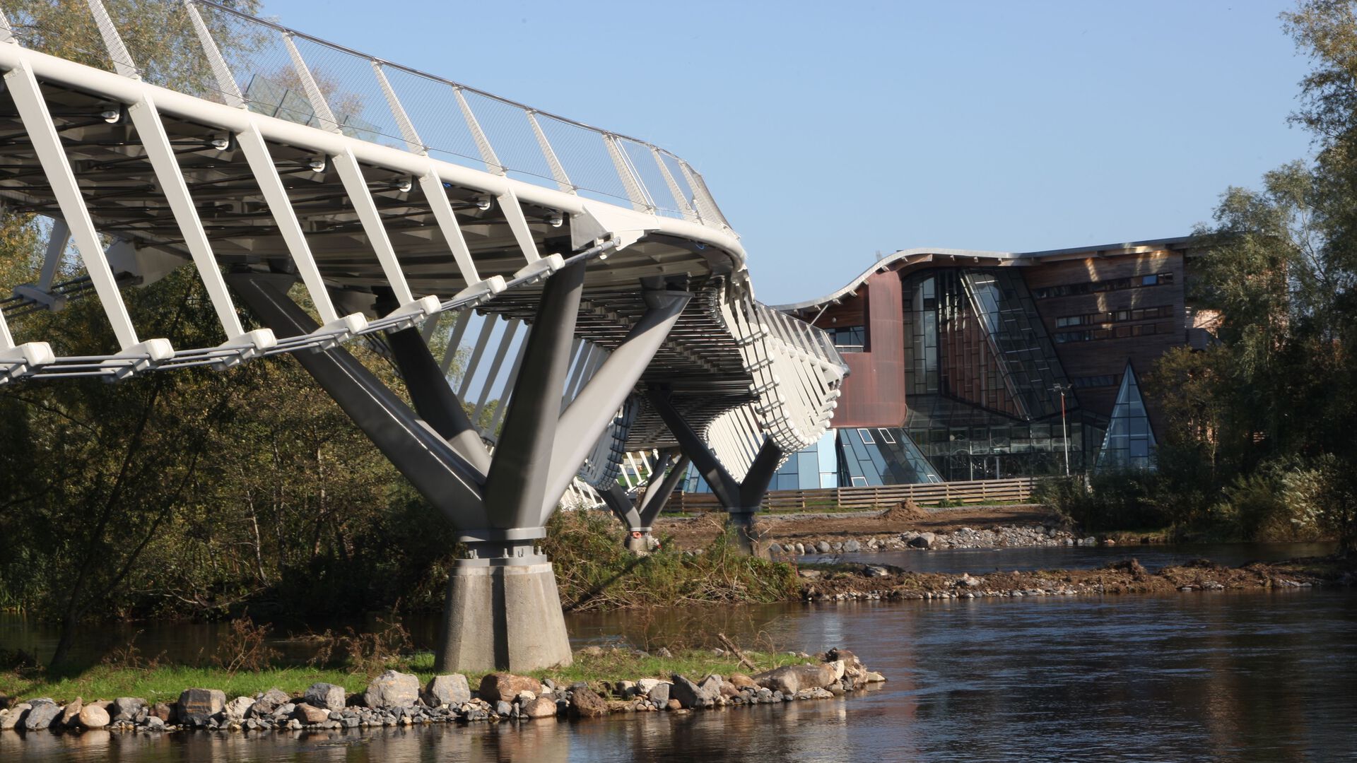 UL campus. A bridge is crossing a river towards a campus building
