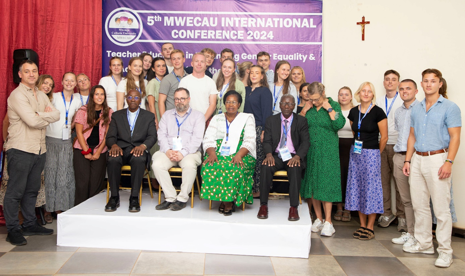 Many conference participants are gathered for a photo