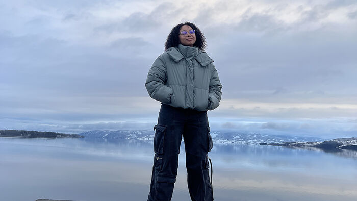 Portrait of Carla next to the lake Mjøsa