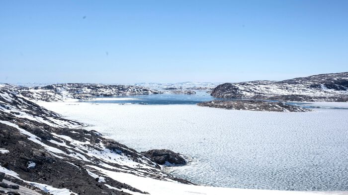 Bilde av et snølagt Svalbard