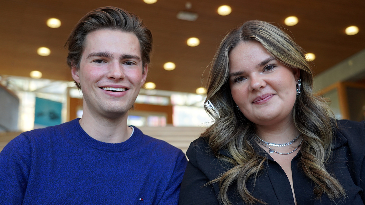 Nærbilde av Joel og Esmee der de smiler mot kamera