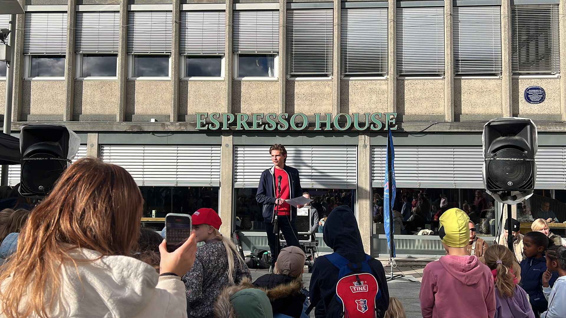 Joel snakker foran en forsamling