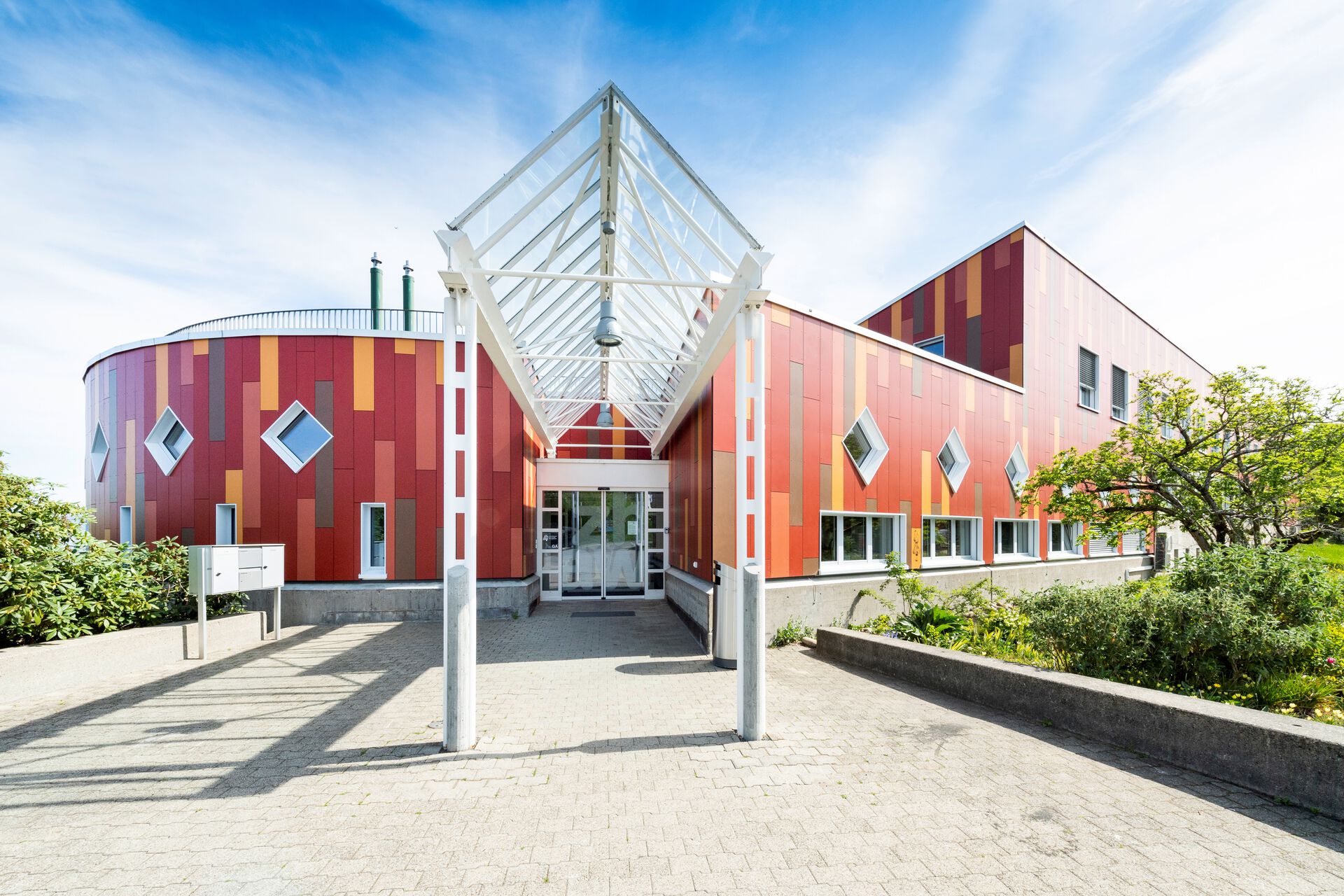 Main entrance at ZHAW in sunshine
