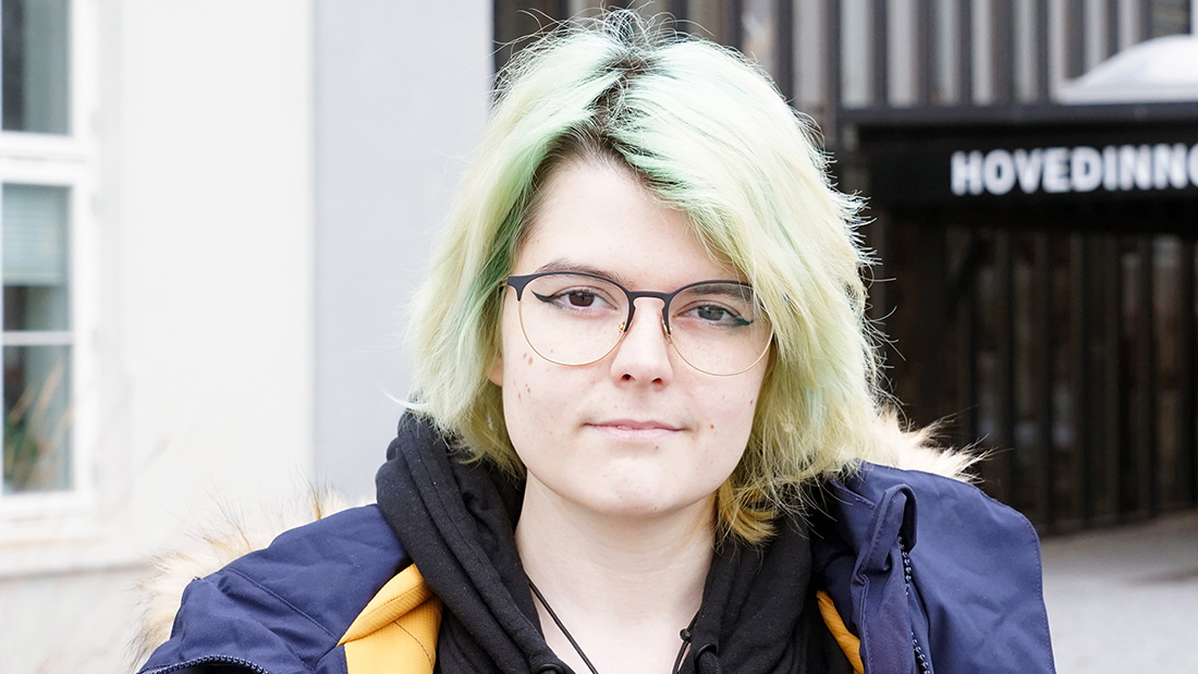 Female student outside campus Hamar.