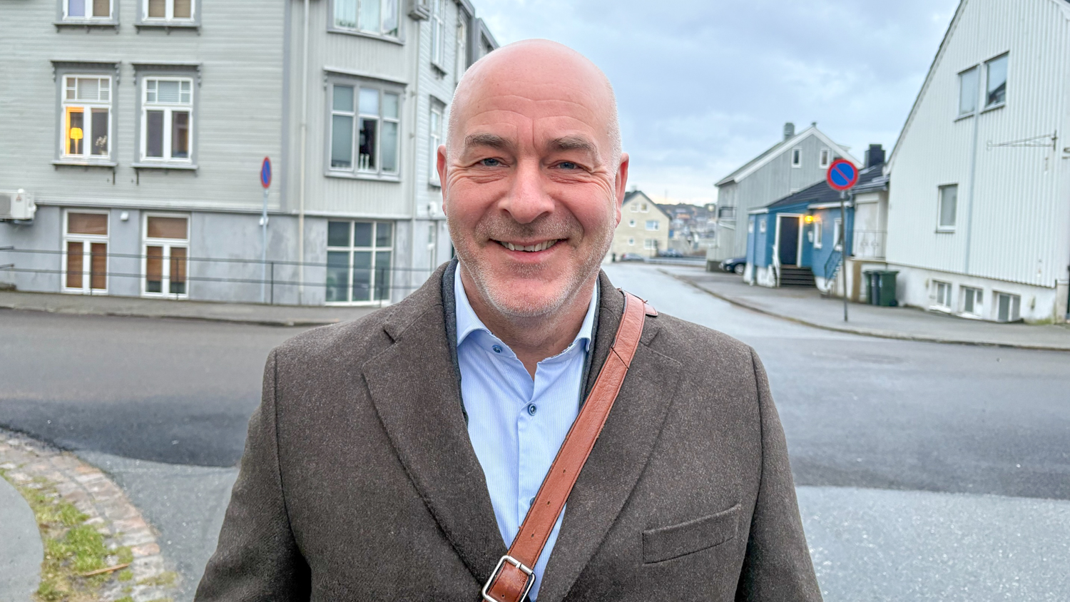 Man in front of a junction in a city in Norway