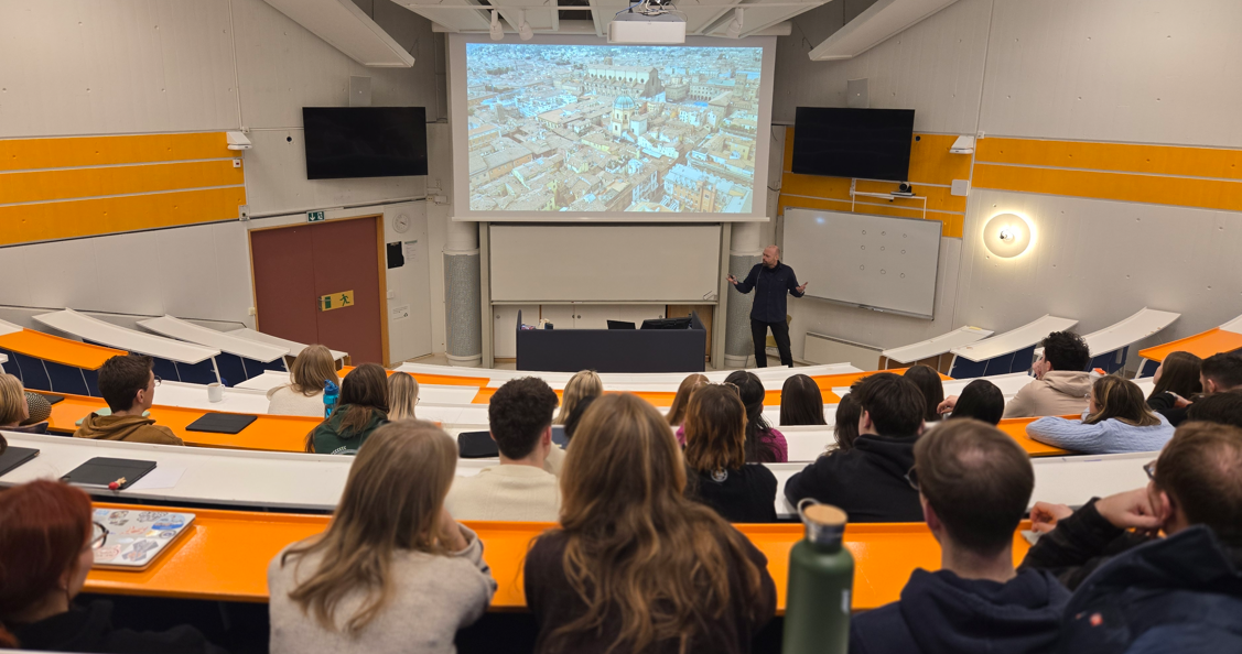 Exchange students at the Boarding Seminar in the INN Model in the auditorium, listening to the Director of the International Office talk.