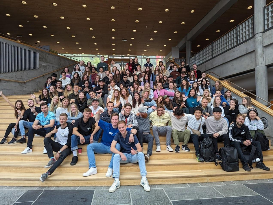 Photo of the exhance students autumn 2023, taken on the steps at Campus Lillehammer.
