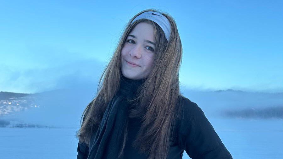 Nathalia posing on the frozen Lake Mjøse in the winter afternn