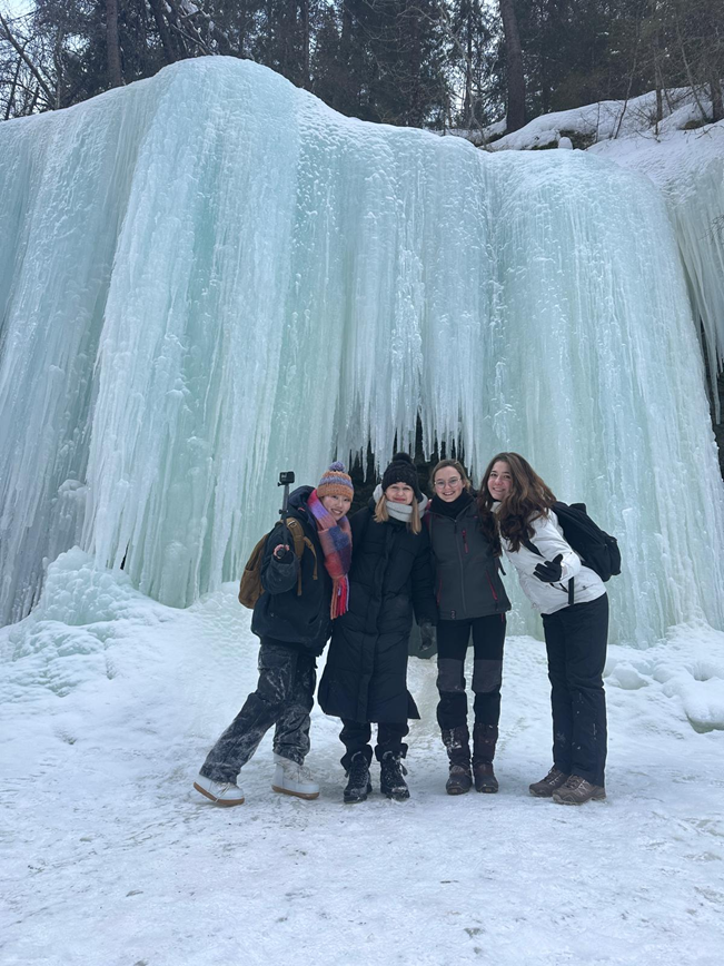 Exchange students posing in winter attire in front of Iskjørkja.