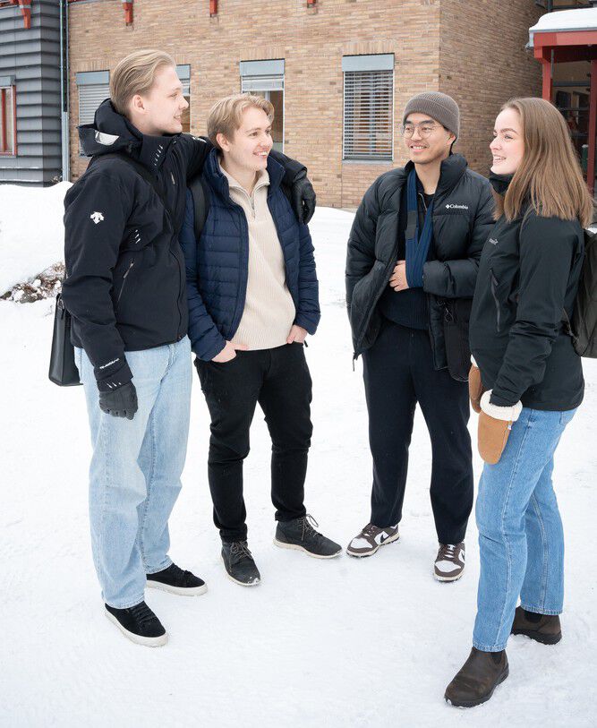 studenter ute i snøen