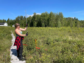 Siri Graff attaches an extension to the peat probe at Nordre Brubakken.