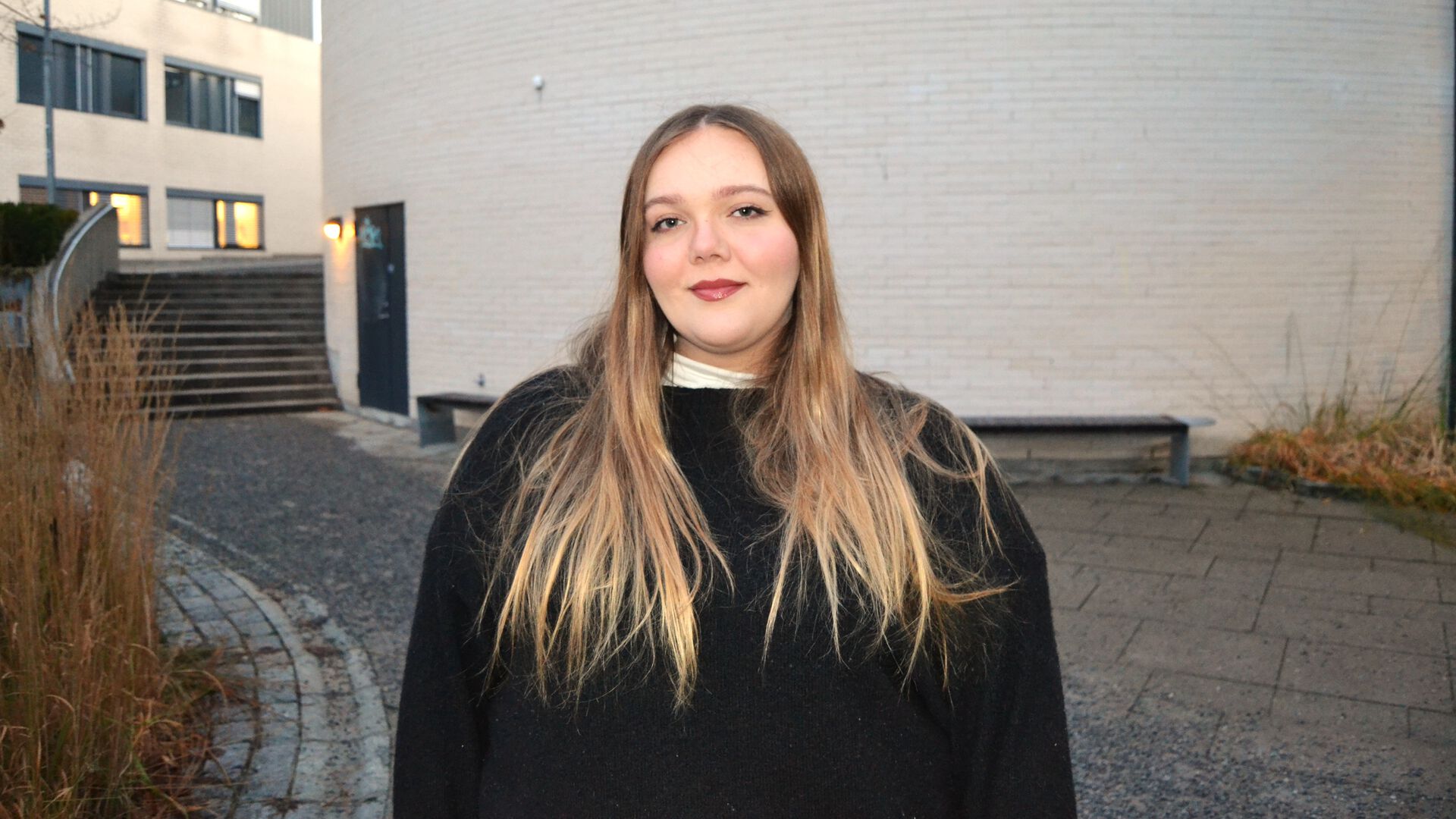 Portrait picture of Zoe outside of campus