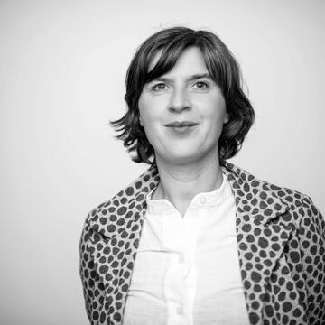 Svart hvitt portrettbilde av en smilende Lilja Ingolfsdottir